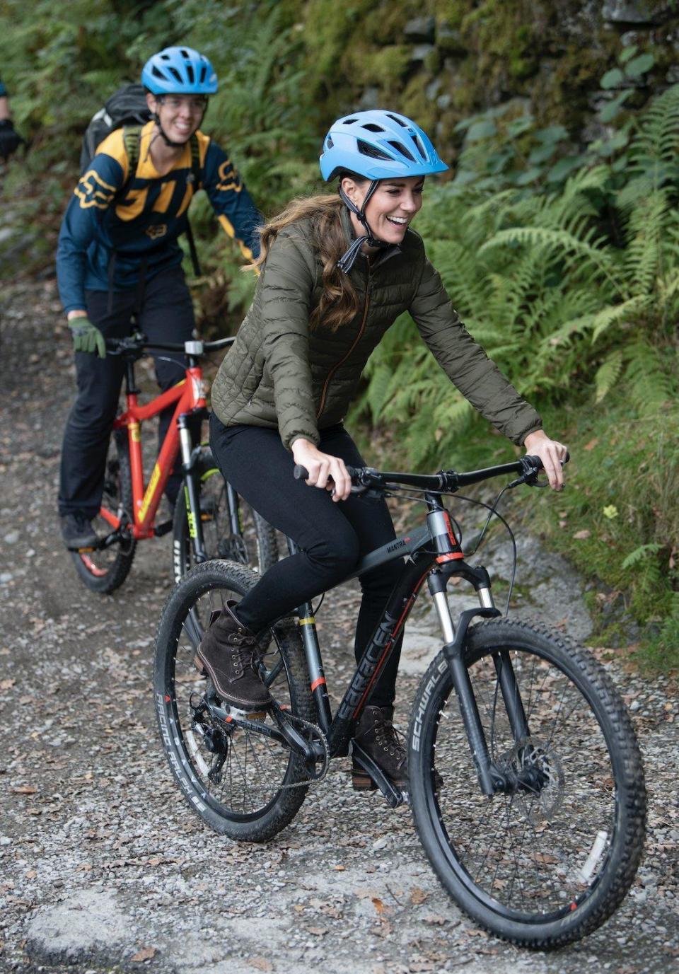 凱特王妃21日到湖區體驗山地自行車。（翻攝DelMody推特）