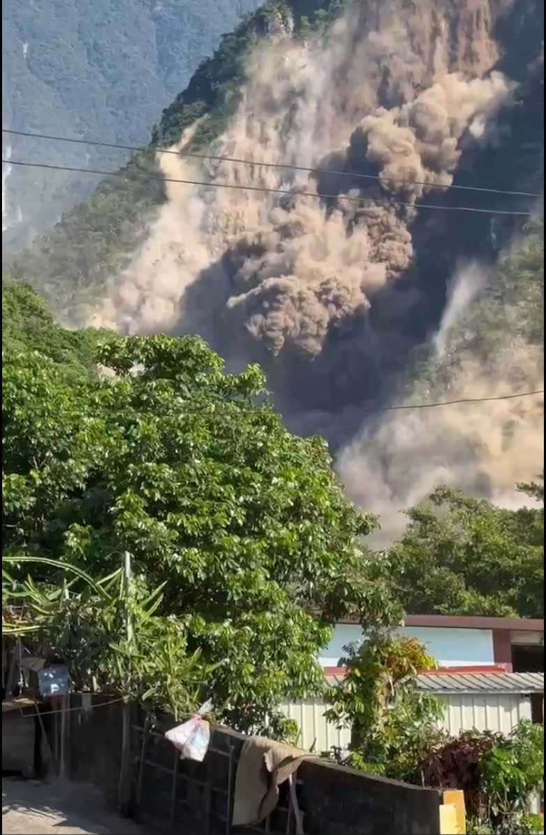 大地震發生後，多處山區土石被震落，地質變得不安全，煙塵滾滾，地方縣市政府呼籲當地居民一定要多加小心。（圖／黃鵬杰攝）