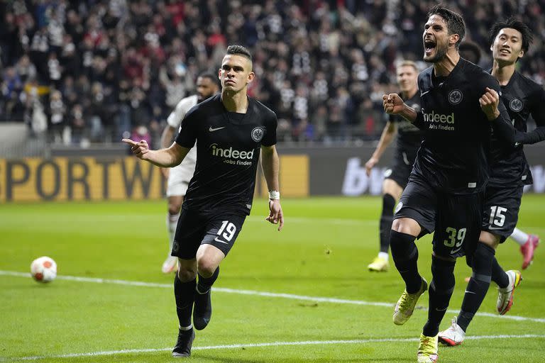 Rafael Santos Borré anotó, de penal, el 1-0 para Eintracht Frankfurt ante Olympiacos