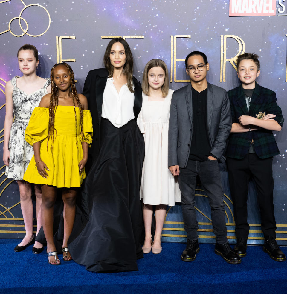 (izquierda a derecha) Shiloh Jolie-Pitt, Zahara Jolie-Pitt, Angelina Jolie, Vivienne Jolie-Pitt, Maddox Jolie-Pitt y Knox Jolie-Pitt en la premier de 