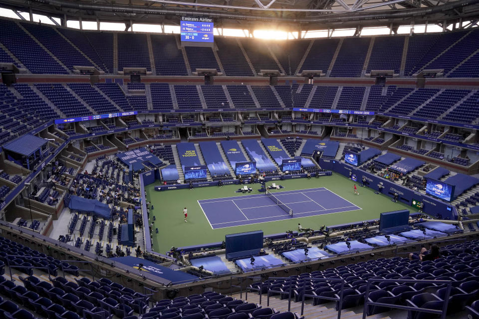 Alexander Zverev saca ante Dominic Thiem durante la final masculina del Abierto de Estados Unidos, el domingo 13 de septiembre de 2020. (AP Foto/Seth Wenig)