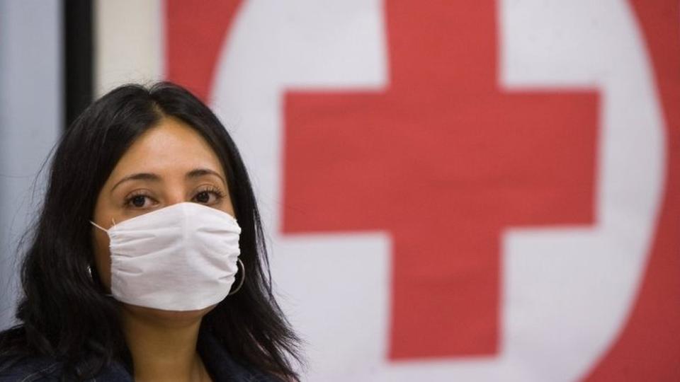 Mujer con mascarilla en México en 2009