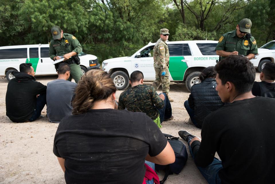 MCALLEN, Texas – Agentes de la Patrulla Fronteriza detienen a migrantes que entraron a Estados Unidos de manera ilegal a intentaron evadir la captura. El sector del Valle del Río Grande es uno de los nueve sectores de la Patrulla Fronteriza a lo largo de la frontera suroeste de los Estados Unidos.