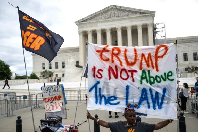 Unos detractores del expresidente estadounidense y candidato republicano Donald Trump se concentran delante del Tribunal Supremo, en Washington, el 1 de julio de 2024 (Drew Angerer)