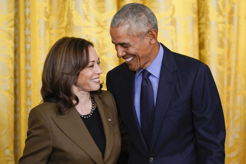 ARCHIVO - El expresidente de Estados Unidos Barack Obama habla con la vicepresidenta, Kamala Harris, durante un acto relacionado con la Ley de Cuidado de Salud Asequible en la Sala Este de la Casa Blanca en Washington, el 5 de abril de 2022. (AP Foto/Carolyn Kaster, Archivo)