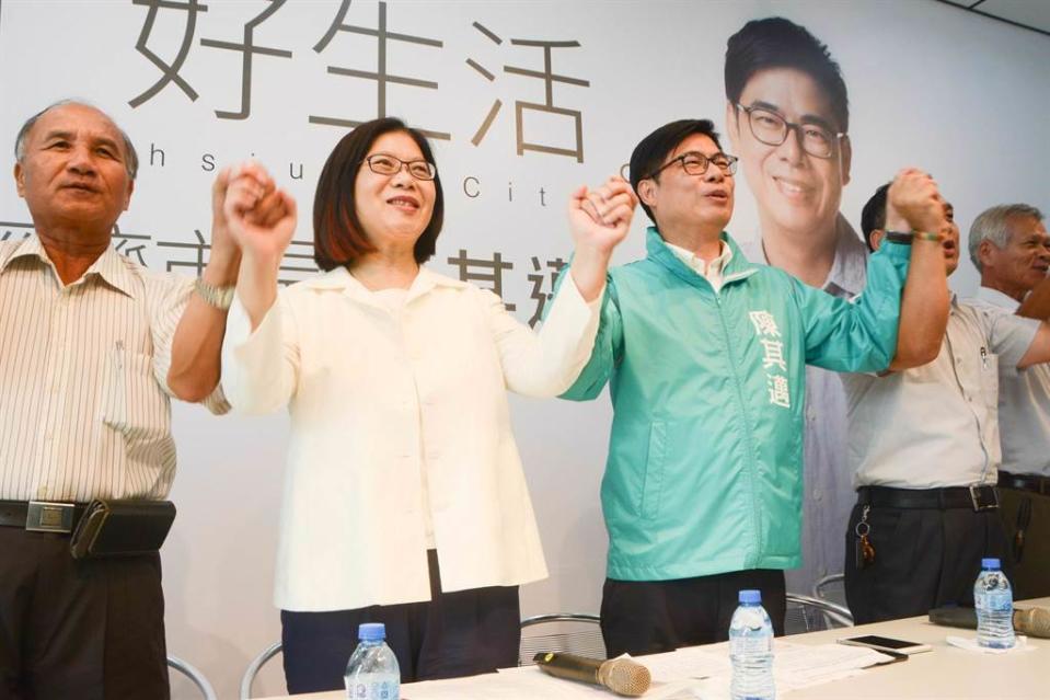 管碧玲(左2)為接替陳其邁(中)任期屆滿後競選高雄市長，要繼續在高雄有舞台。（示意圖／資料照／林宏聰攝）