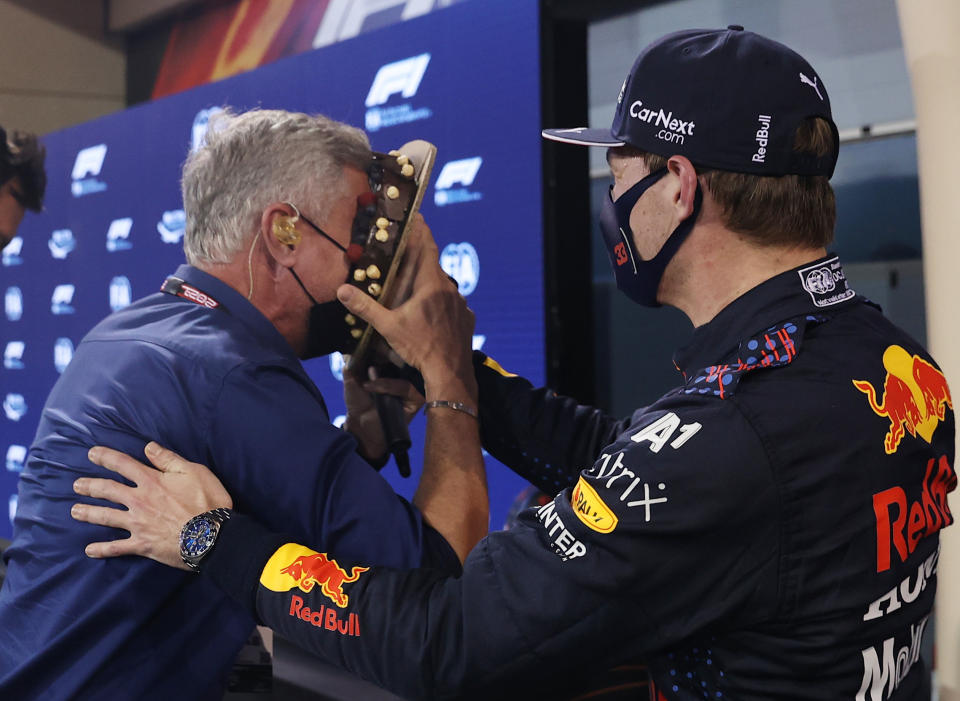 Und plötzlich hat David Coulthard seine Geburtstagstorte im Gesicht. (Bild: Reuters)