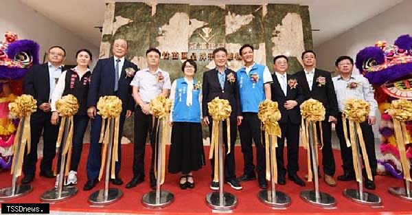 國際知名建築品牌竹南冠軍建材品牌形象館嶄新開幕展現現代簡約及精緻奢華魅力，中右為董事長林榮德、中左為鄧桂菊副縣長。（記者江乾松攝）