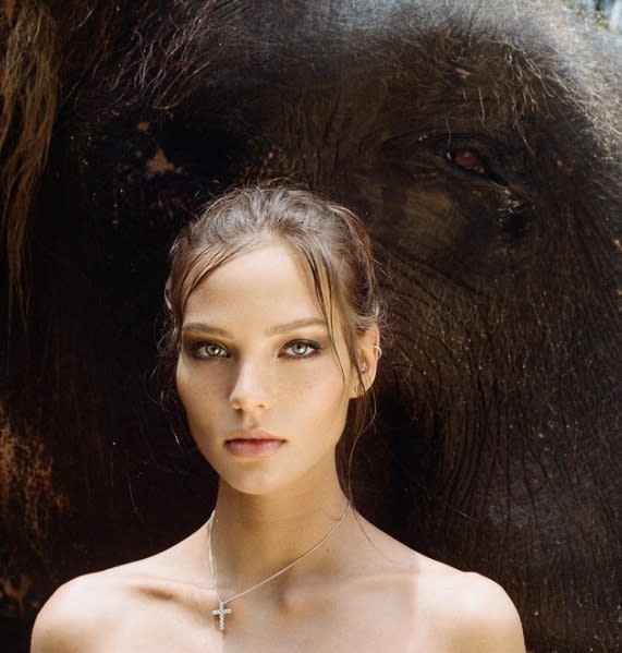 俄羅斯辣模與大象合照並寫下「愛大自然是人性。」（圖／翻攝自阿萊西亞Alesya Kafelnikova IG）