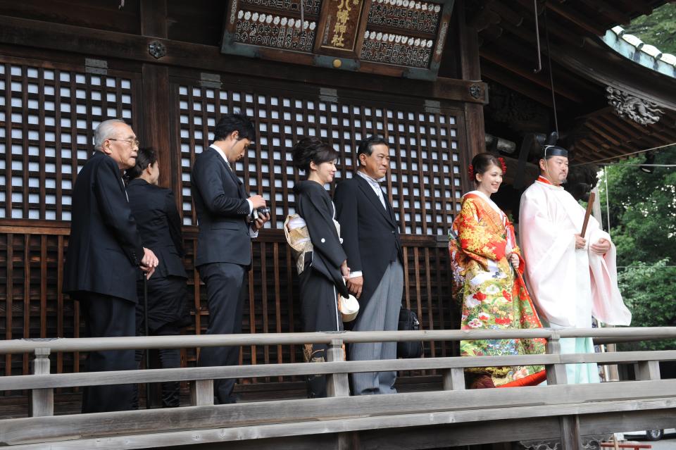 Saori entering the shrine with her family. [Photo: Saori Tanoue]