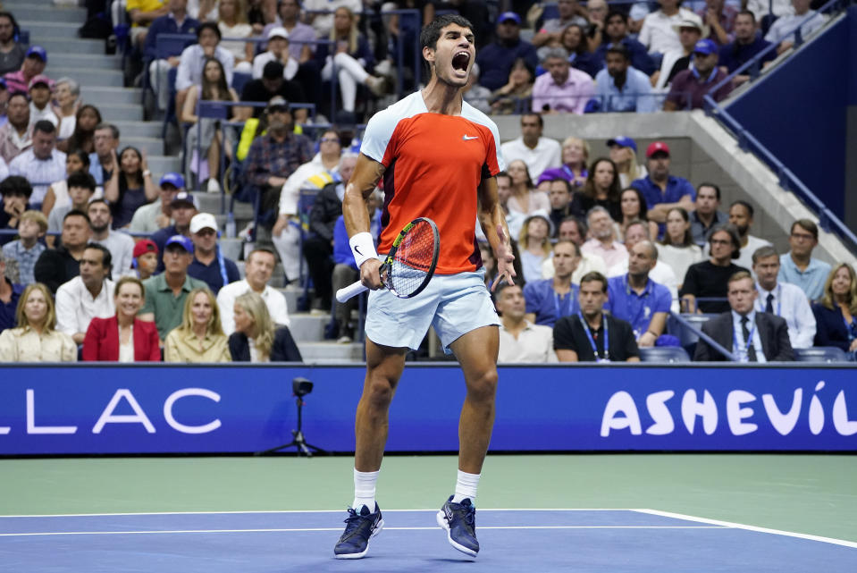 Carlos Alcaraz reacciona tras anotarse un punto ante Casper Ruud durante la final del US Open, el domingo 11 de septiembre de 2022. (AP Foto/John Minchillo)