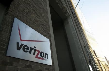 The Verizon building in New York December 12, 2013. REUTERS/Eric Thayer/Files