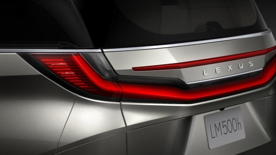 車尾的3D立體尾燈貫穿左右兩側。(圖片來源/ Lexus)
