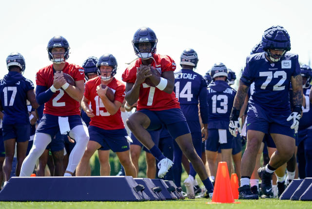 Seattle Seahawks quarterback Geno Smith throws during the NFL football  team's training camp, Thursday, July 27, 2023, in Renton, Wash. (AP  Photo/Lindsey Wasson Stock Photo - Alamy