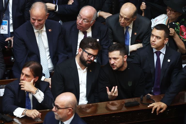 El presidente de Uruguay, Luis Lacalle, el presidente de Chile, Gabriel Boric, el presidente de Ucrania, Volodimir Zelensky, y el presidente de Ecuador, Daniel Noboa, asisten a la toma de posesión del nuevo presidente de la Argentina, Javier Milei, en el Congreso, en Buenos Aires, el 10 de diciembre de 2023.