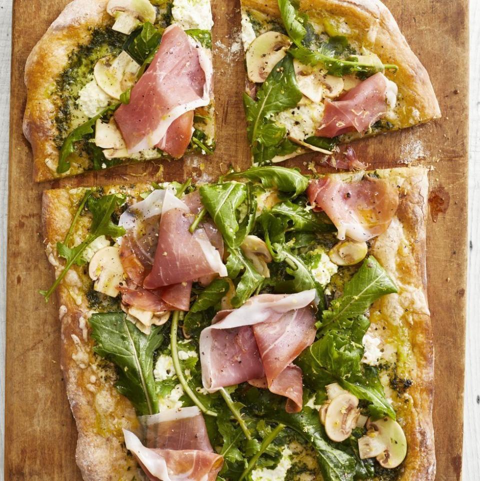 mothers day dinner ideas pesto pizza with arugula and prosciutto