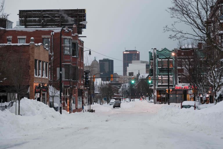 Muchas calles principales se limpiaron durante la noche en Buffalo, Nueva York, el 27 de diciembre de 2022. (Photo by Joed Viera / AFP)