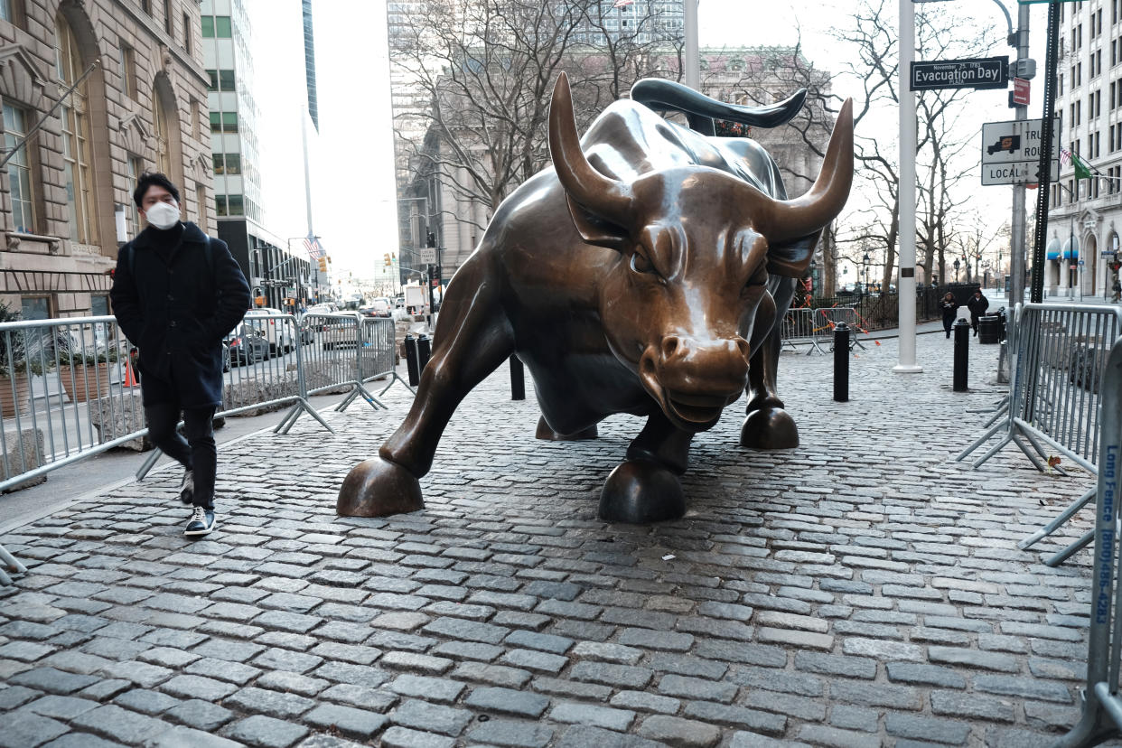 NEW YORK, NEW YORK - JANUARY 11: A man walks by the Wall Street Bull by the New York Stock Exchange (NYSE) on January 11, 2022 in New York City. After yesterdays sell off, the Dow was down only slightly in morning trading. (Photo by Spencer Platt/Getty Images)