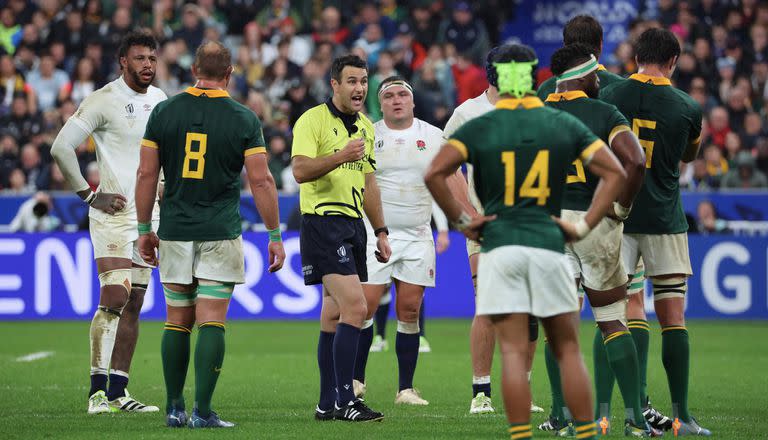 Ben O'Keeffe fue abucheado y silbado por el público francés durante la semifinal entre Sudáfrica e Inglaterra. (Photo by Xavier Laine/Getty Images)