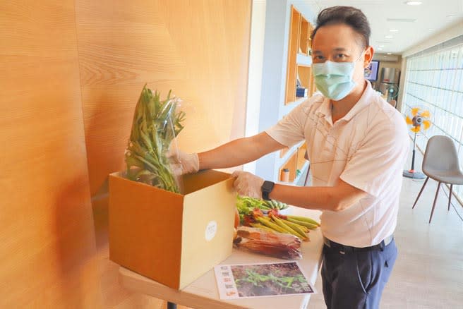 台南安定區饗樂纖農農場與雲嘉南10多個農場跨區合作，推出蔬菜箱宅配，為農友推廣通路。（劉秀芬攝）