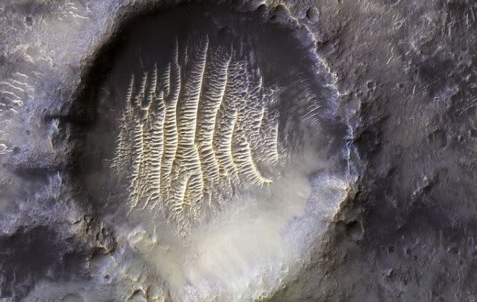 火星上有巨大坑洞。（圖／翻攝自NASA IG）