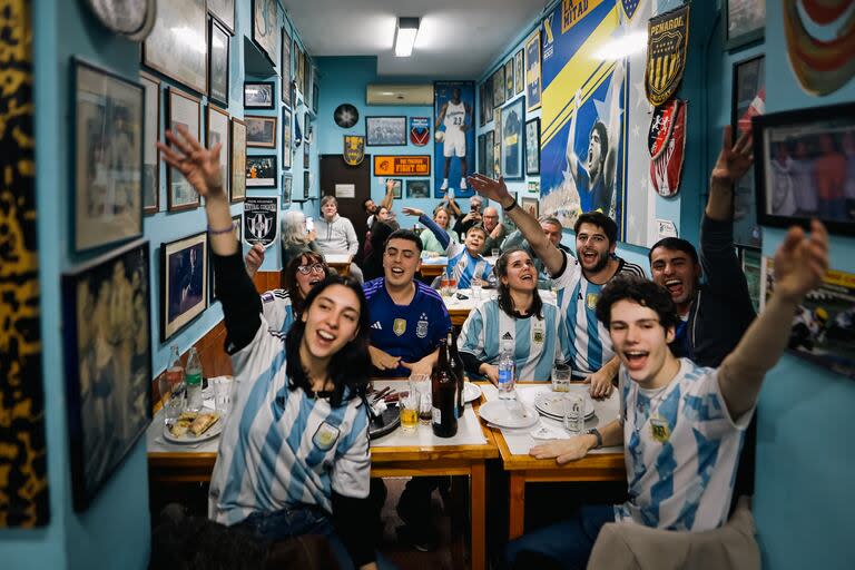 Hinchas argentinos observan la final de la Copa América en un bar en Buenos Aires.
