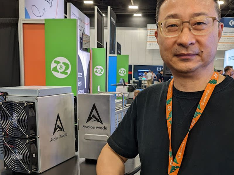 Canaan SVP Edward Lu with the Avalon 1266 model at Bitcoin 2022 conference (Aoyon Ashraf/CoinDesk)