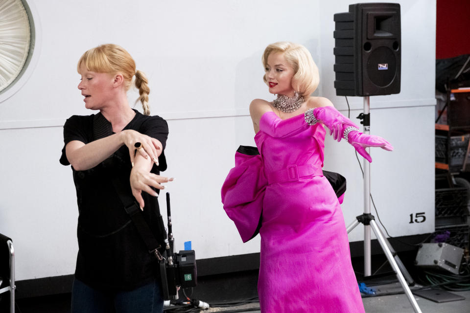 Blonde. L to R: Choreographer Denna Thomsen and Ana de Armas as Marilyn Monroe. (Netflix)