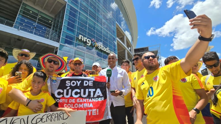 Ciudadanos colombianos, en su mayoría migrantes, amenizan el ambiente en la previa del partido Colombia-Paraguay, de la fase de grupos de la Copa América 2024, en las afueras del NRG Stadium de Houston, Texas, el 24 de junio de 2024. Llegan tres horas antes , pintan las gradas del color de su país con sus camisetas y montan una fiesta que sacude la formalidad de los estadios en Estados Unidos, cuyos ciudadanos no se presentan mucho. Los migrantes están en el centro de esta Copa América 2024. (Moisés ÁVILA)