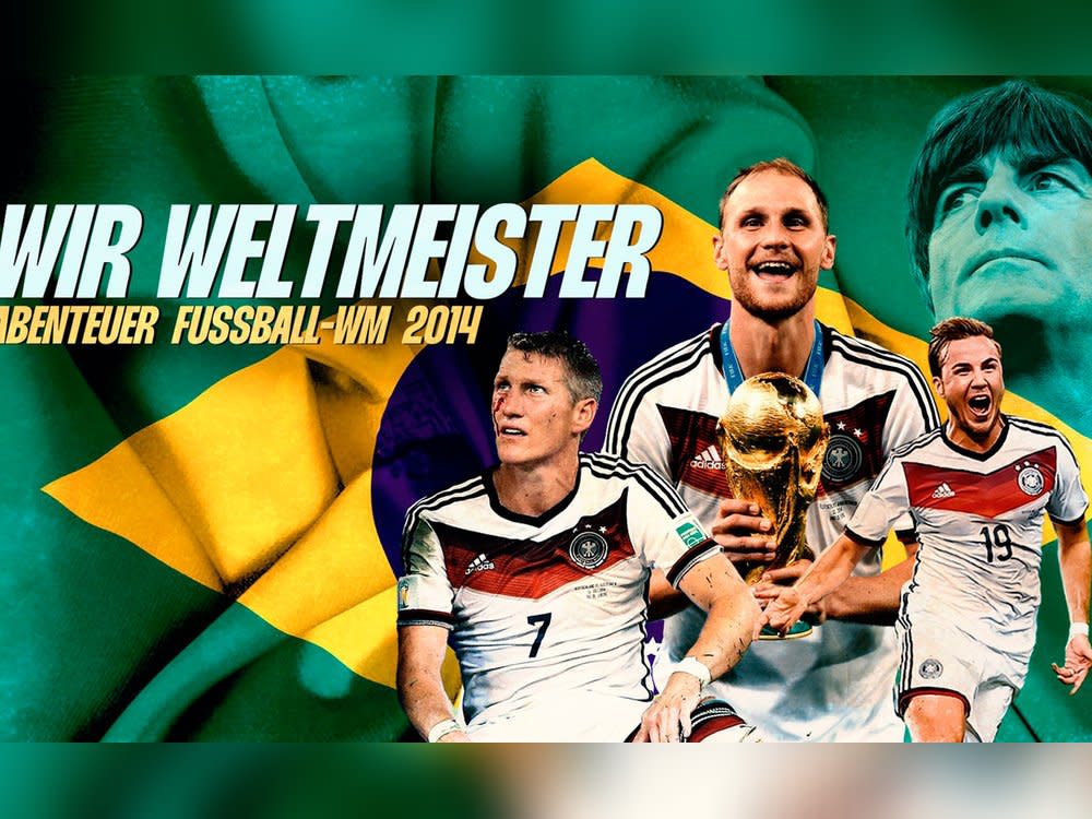 Bastian Schweinsteiger, Benedikt Höwedes, Mario Götze und Joachim Löw (v.l.) gehören zu den Protagonisten von "Wir Weltmeister. Abenteuer Fußball-WM 2014". (Bild: NDR/Studio Fritz Gnad/picture al)