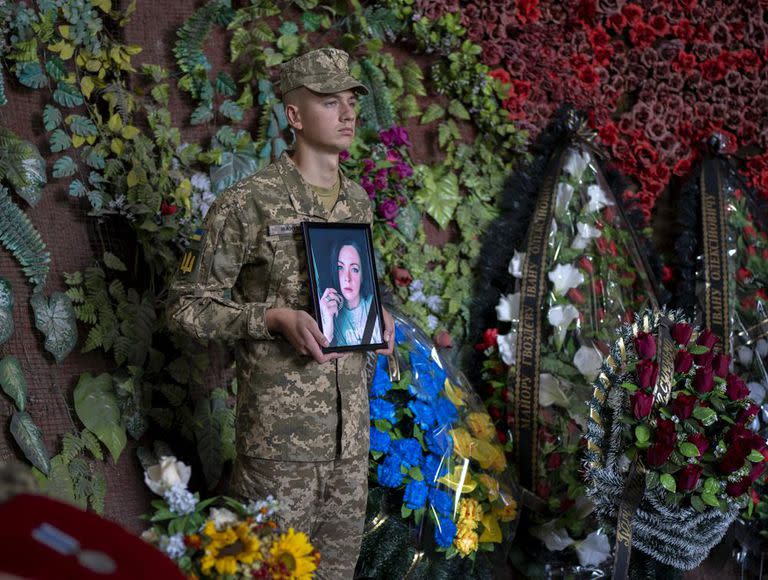 Un soldado sostiene la fotografía de Olga Simonova