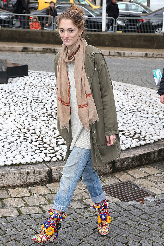 Tastemaker and art director Sofia Sanchez de Betak wears loose-fitting jeans during Paris Fashion Week. (Photo: Getty)