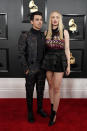 Joe Jonas y Sophie Turner apostaron por un <em>total look</em> de Louis Vuitton, pero no consiguieron brillar en la alfombra roja. (Foto: Mike Blake / Reuters)