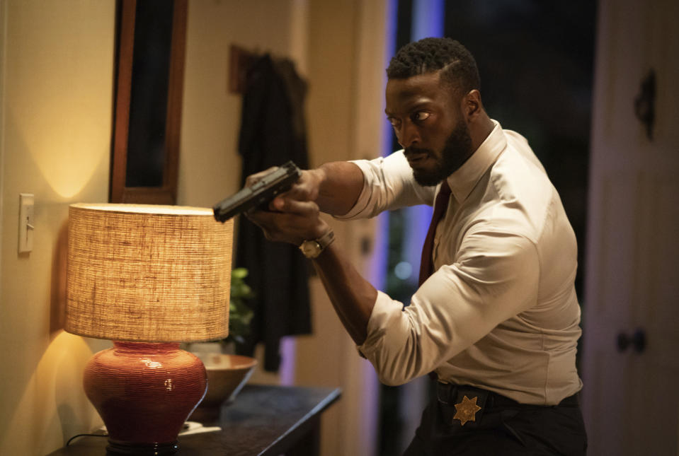 Aldis Hodge en una escena de "The Invisible Man" en una imagen proporcionada por Universal Pictures. (Universal Pictures via AP)