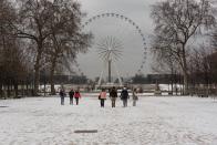 <p>In Paris fiel der erste Schnee dieses Jahres. Im Schlosspark Jardin des Tuileries genießen Spaziergänger den Anblick. (Bild: Samuel Boivin/Abacapress/ddp Images) </p>