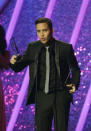 Prince Royce acepta el Premio Billboard de la Música Latina al artista tropical del año, el jueves 24 de abril del 2014 en Coral Gables, Florida. (AP Foto/Lynne Sladky)