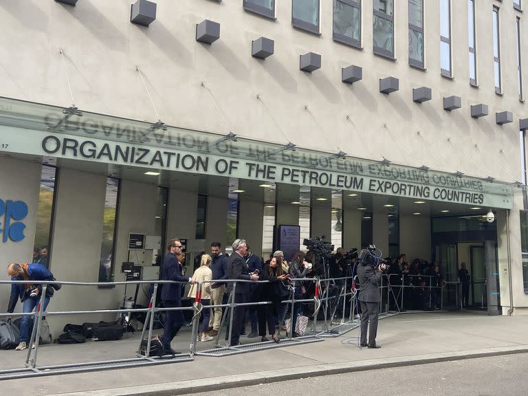 Gente y medios se encuentran en la entrada de la sede de la Organización de Países Exportadores de Petróleo (OPEP), Viena, 5 de octubre de 2022. (AP Foto/Philipp-Moritz Jenne, File)