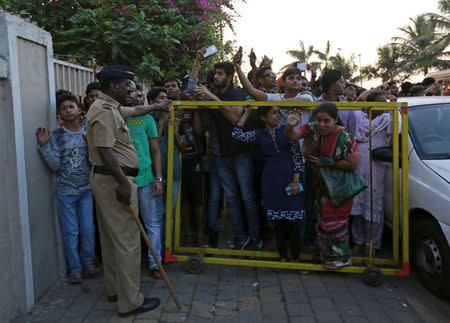 Fans of Bollywood actor Salman Khan stand behind a barricade outside his house in Mumbai, December 10 , 2015. REUTERS/Danish Siddiqui