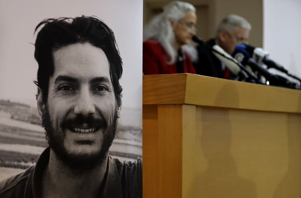 Los padres de Austin Tice junto a una foto de su hijo en una conferencia de prensa en 2018.