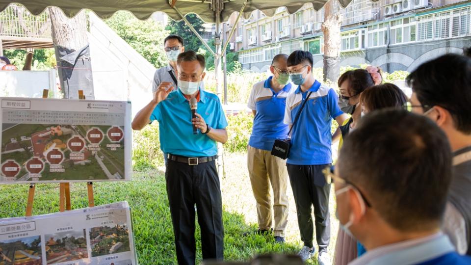 《圖說》工務局長詹榮鋒向來賓說明鶯歌尖福公園特色。〈工務局提供〉