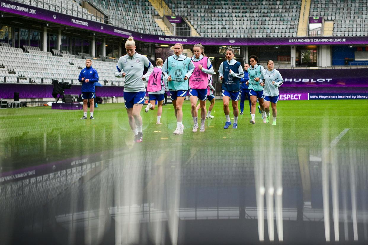 Chelsea warm up before kick-off (AFP via Getty Images)