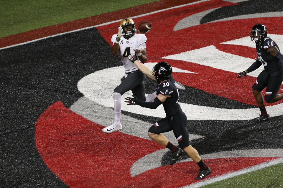 CINCINNATI, OH - OCTOBER 07: UCF Knights wide receiver Tre'Quan Smith (4) catches a touchdown pass during the game against the UCF Knights and the Cincinnati Bearcats on October 7th, 2017 at Nippert Stadium in Cincinnati, OH. (Photo by Ian Johnson/Icon Sportswire via Getty Images)