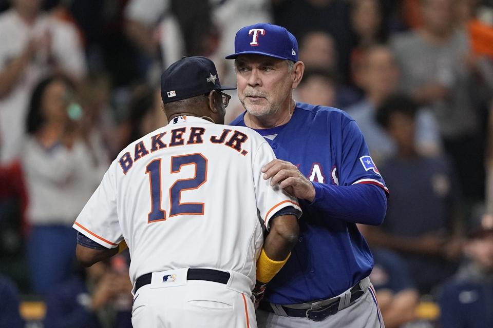 El mánager de los Astros Dusty Baker saluda de mano al mánager de los Rangers de Texas Bruce Bochy antes del juego 1 de la Serie de Campeonato el domingo 15 de octubre del 2023. (AP Foto/David J. Phillip)