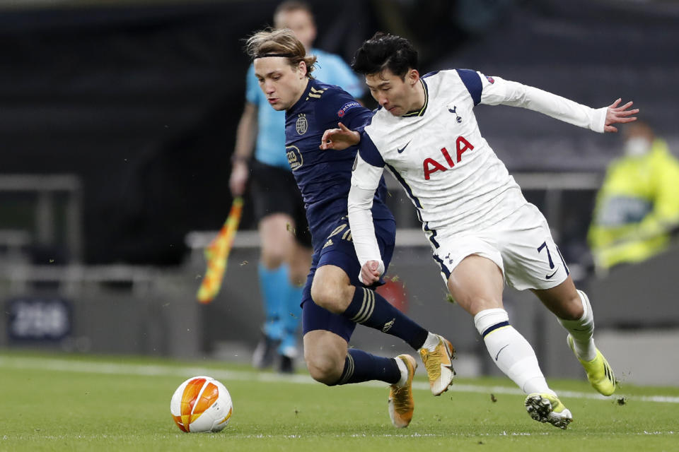 Tottenham's Son Heung-min vies for the ball with Dinamo Zagreb's Lovro Majer, left, during the Europa League round of 16, first leg, soccer match between Tottenham Hotspur and Dinamo Zagreb at the Tottenham Hotspur Stadium in London, England, Thursday, March 11, 2021. (AP photo/Alastair Grant, Pool)