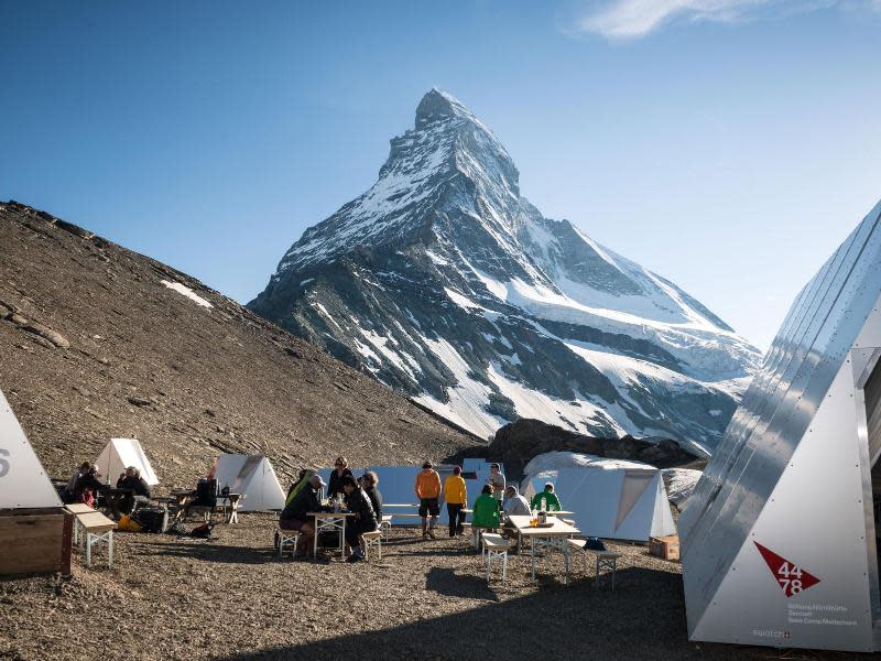 Futuristisch sehen die Metallhütten im Basislager des Matterhorns aus. Foto: Zermatt Tourismus/Marc Kronig