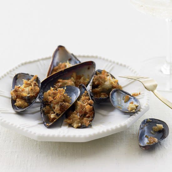 Broiled Mussels with Hot Paprika Crumbs