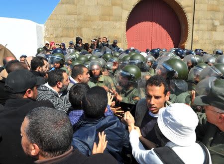 Moroccan authorities block mourners trying to get into the Martyrs' Cemetery for the burial of Khadija El Malki, the wife of radical Moroccan Islamist movement Al-Adl wal-Ihsan (Justice and Spirituality) founder Abdessalam Yassine, during her funeral in Rabat March 26, 2015. REUTERS/Stringer