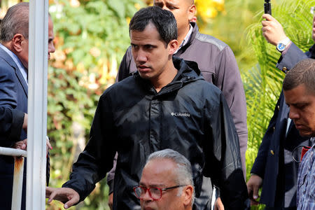 El líder opositor venezolano Juan Guaidó deja la residencia de su jefe de despacho Roberto Marrero en Caracas. 21 de marzo de 2019. REUTERS/Iván Alvarado