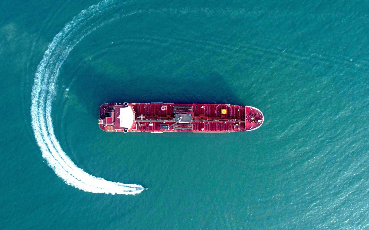 Iranian speedboats circle the Stena Impero - Morteza Akhoondi