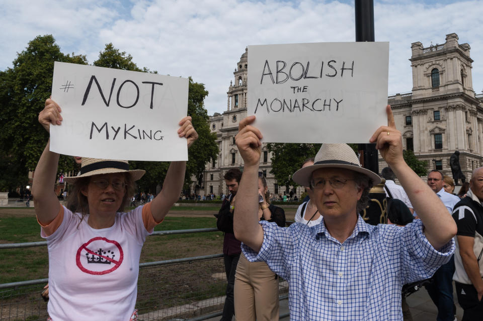 LONDON, UNITED KINGDOM - SEPTEMBER 12: Anti-monarchy protesters hold a sign outside Houses of Parliament as King Charles III receives address from both Houses of Parliament expressing their condolences at the death of Queen Elizabeth II in London, United Kingdom on September 12, 2022. (Photo by Wiktor Szymanowicz/Anadolu Agency via Getty Images)